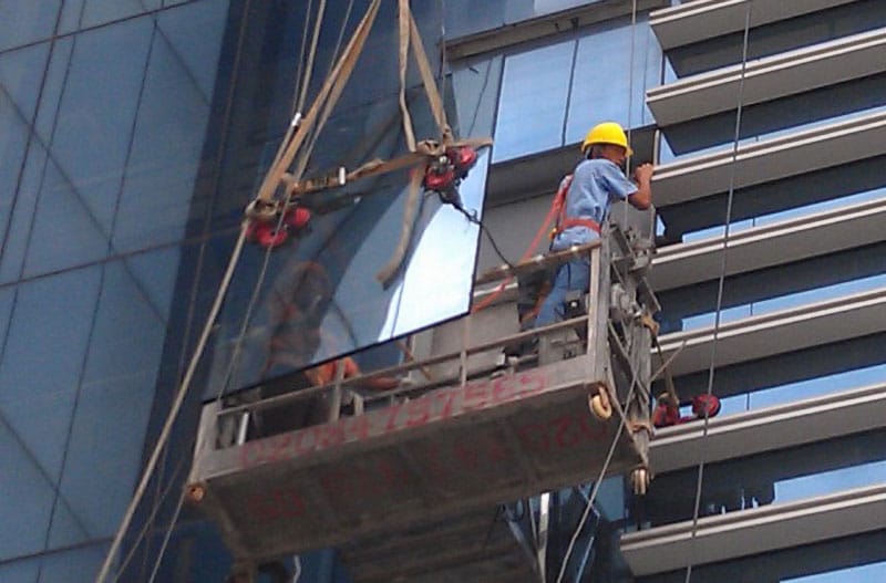 Glass curtain wall maintenance