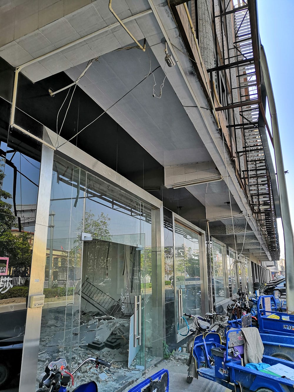 The-design-and-implementation-of-the-glass-curtain-wall