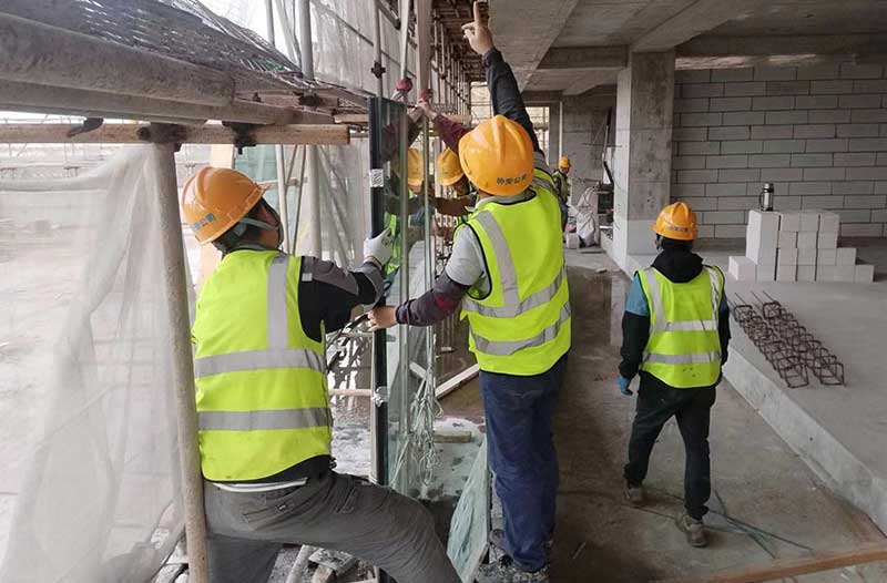 Installation of glass curtain wall