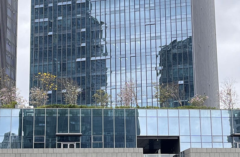 Hidden-frame curtain walls and exposed-frame curtain walls