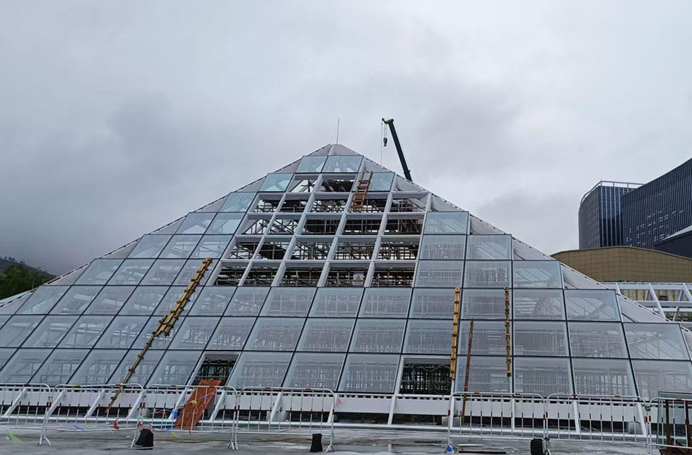 The Advantages of Replacing Building Facades with Glass Curtain Walls